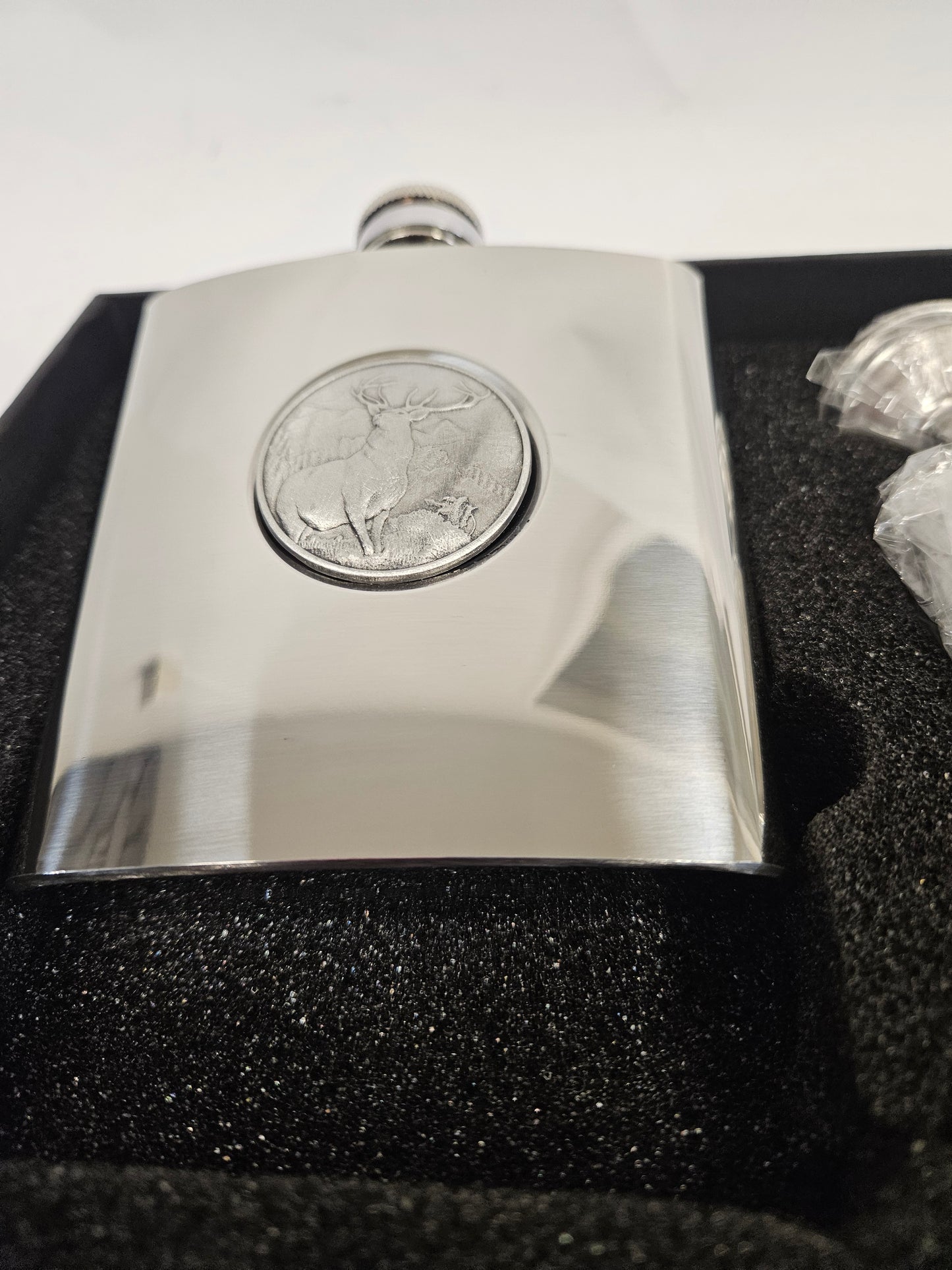 F4820 Monarch of the Glen Square Hip Flask Set